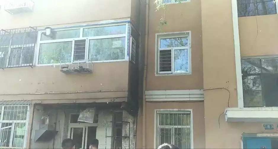 今晨，大慶經五街2-41號樓二單元一樓發(fā)生燃氣爆炸！