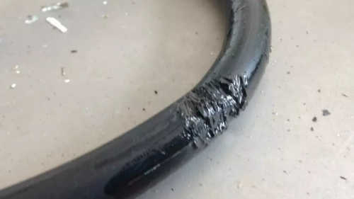 消防鑒證科檢查煤氣桶輸送管，發(fā)現(xiàn)有被老鼠撕咬的痕跡。（馬來西亞《星洲日報》）