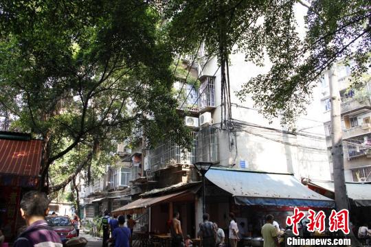 圖為煤氣爆燃民房。 朱柳融 攝